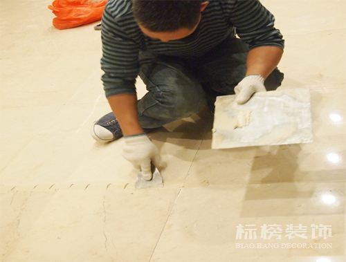 辦公室裝修瓷磚上鋪木地板可以嗎？